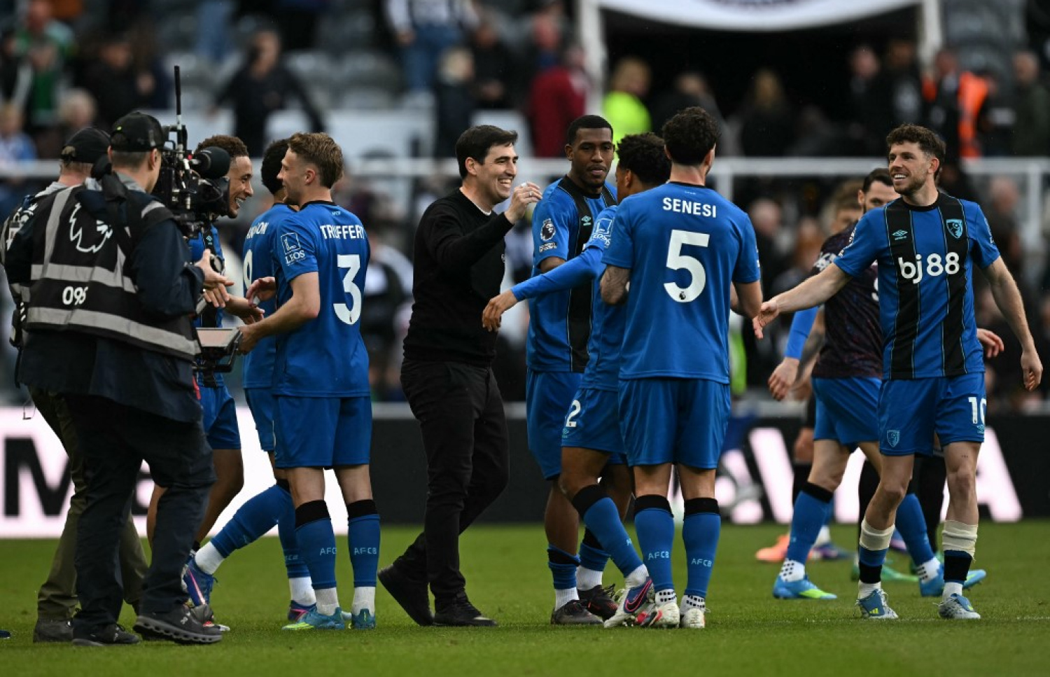 އީރައިއޯލާ ބޯންމަތުގެ ކުޅުންތެރިންނާ އެކު.-- ފޮޓޯ: އޭއެފްޕީ