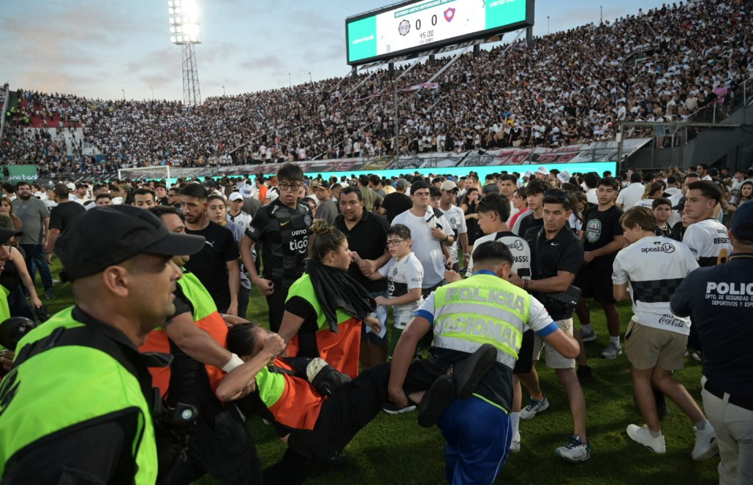 ހަމަނުޖެހުންތަކުގައި ހަ އޮފިސަރަކަށް އަނިޔާވެފައި ވާއިރު އެކަކުގެ ހާލު ސީރިއަސް.-- ފޮޓޯ: އޭއެފްޕީ