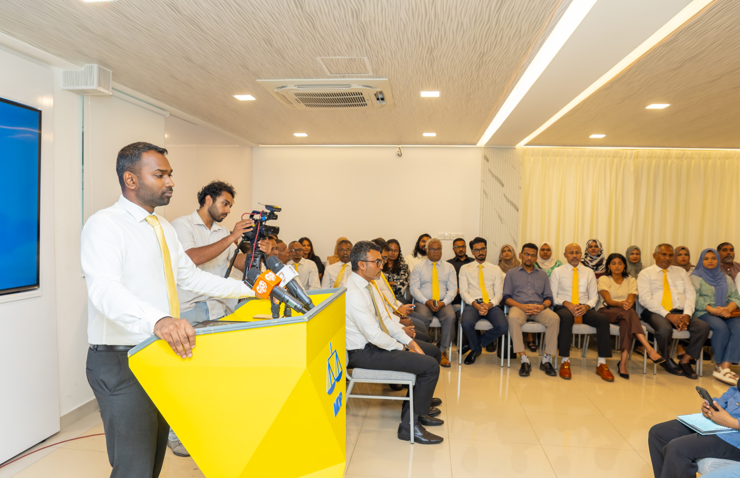 މީކާއިލް މިއަދު ނޫސްވެރިންނާ ވާހަކަ ދައްކަވަނީ.