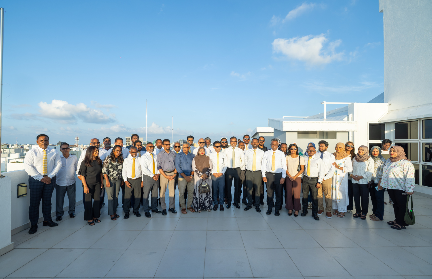 މީކާއިލް، އޭނާގެ ޓީމުގެ ބައެއް މެމްބަރުންނާ އެކު މިއަދު ގުރޫޕް ފޮޓޯއެއް ނަންގަވަނީ.