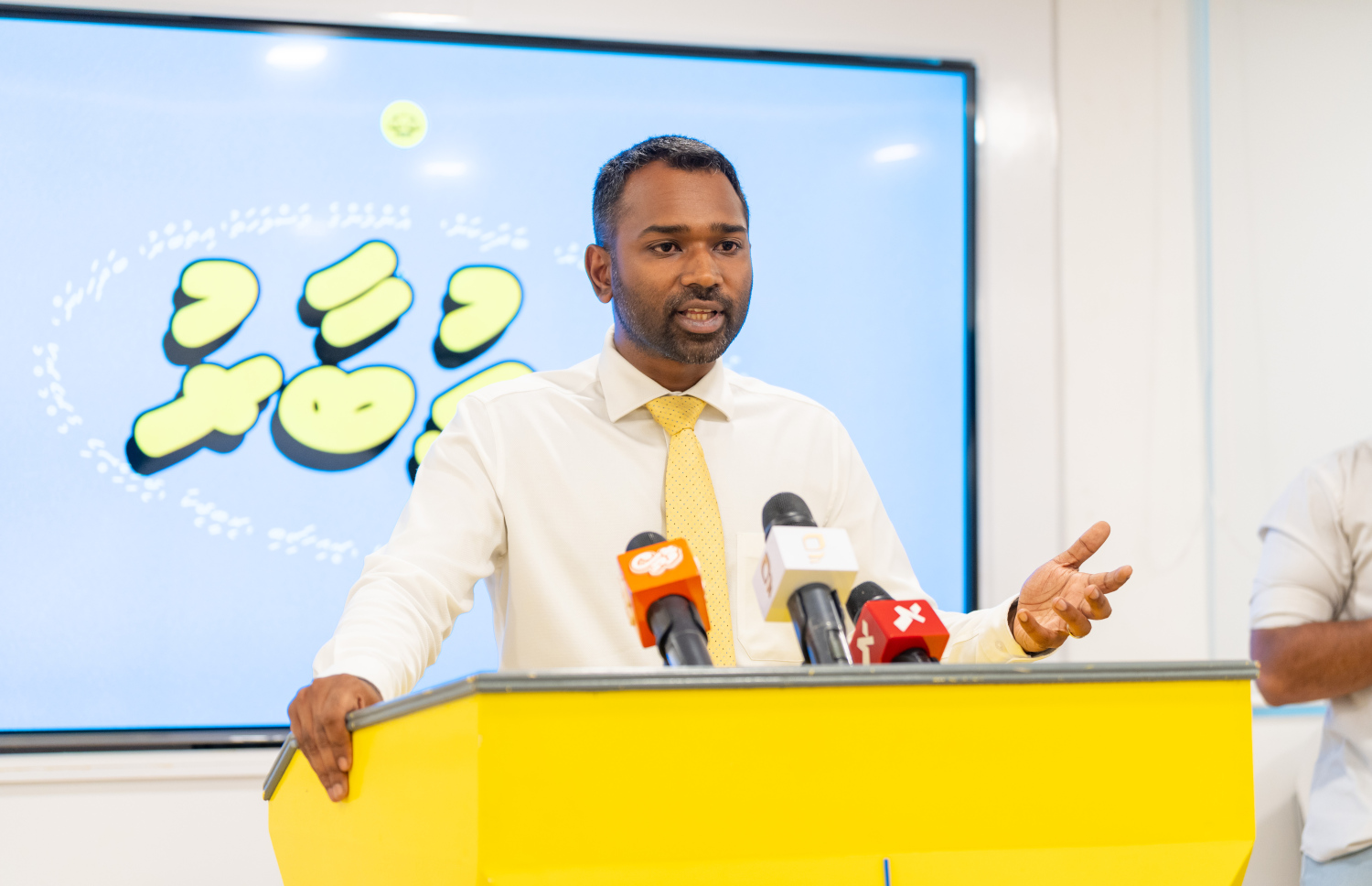 މީކާއިލް މިއަދު ނޫސްވެރިންނާ ވާހަކަ ދައްކަވަނީ.