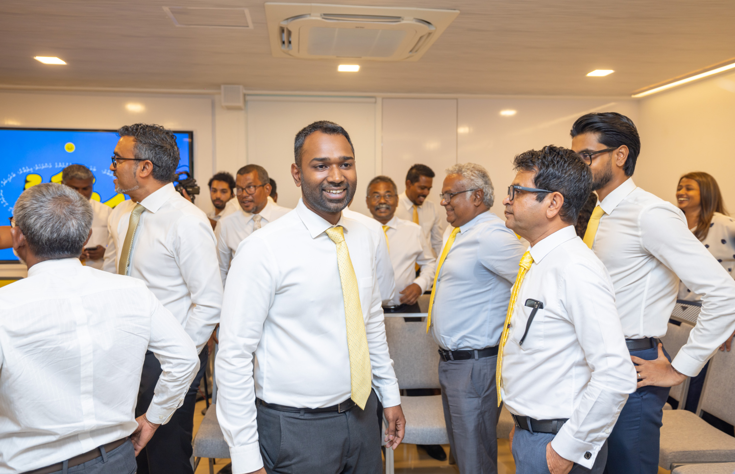 އެމްޑީޕީގެ ޗެއާޕާސަން ކަމަށް ވާދަކުރައްވާ މީކާއީލް މުހައްމަދުގެ ކެމްޕެއިން ފެށުމަށް ބޭއްވި ނޫސްވެރިންގެ ބައްދަލުވުމުގައި އެ ޕާޓިގެ އިސް ބޭފުޅުން މިއަދު ބައިވެރިވަނީ-- ފޮޓޯ: ސޮއްޓި / އިތުބާރު ޕްރެސް