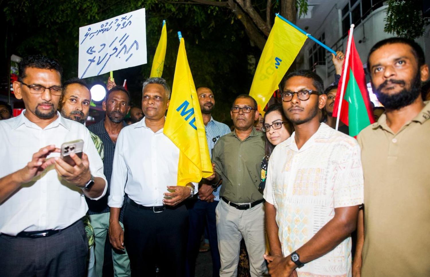 އެމްޑީޕީން މިރޭ ކުރި އިހުތިޖާޖުގައި ކުރީގެ ރައީސް ނަޝީދު ބައިވެރިވެވަޑައިގަންނަވަނީ.--- ފޮޓޯ: ނިޝާން އަލީ | މިހާރު