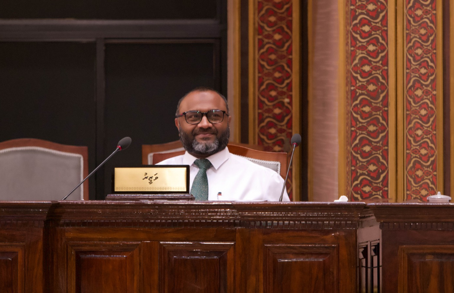 އިސްލާމިކް މިނިސްޓަރު ޑރ.މުހައްމަދު ޝަހީމް އަލީ ސައީދު، ރައްޔިތުންގެ މަޖިލީހުގެ ޖަލްސާގައި މެންބަރުންގެ ސުވާލުތައް އަޑު އައްސަވަނީ. ފޮޓޯ: މަޖިލީހުގެ އިދާރާ