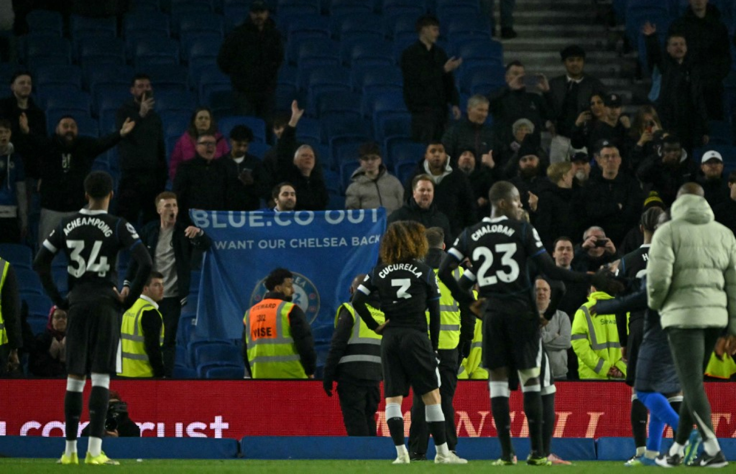 ޗެލްސީގެ ކުޅުންތެރިން މެޗަށް ފަހު، ސަޕޯޓަރުން ދިޔައީ ވަރަށް ބޮޑަށް ކްލަބާ މެދު ނުރުހުން ފާޅުކުރަމުން.-- ފޮޓޯ: އޭއެފްޕީ