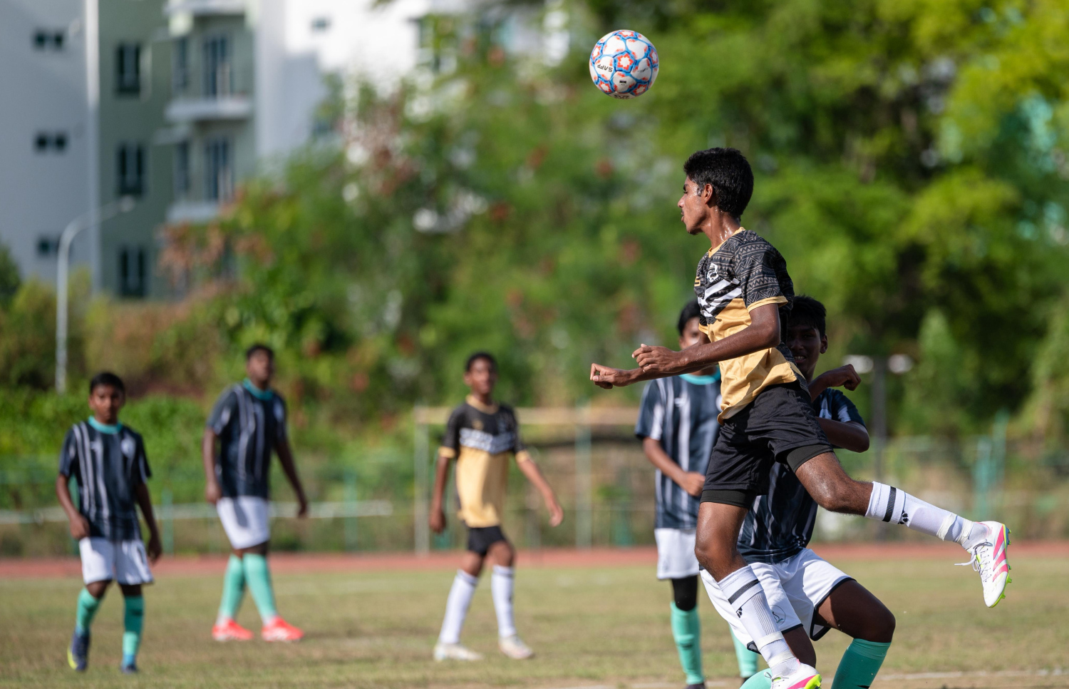 ހުޅުމާލޭ ސިންޓެޓިކް ޓްރެކް ދަނޑުގައި ކުރިއަށްދާ އިންޓަ ސްކޫލް ފުޓްބޯޅަ މުބާރާތުގެ ފުރަތަމަ މެޗުގެ ތެރެއިން --- ފޮޓޯ: ފަޔާޒު މޫސާ | މިހާރު