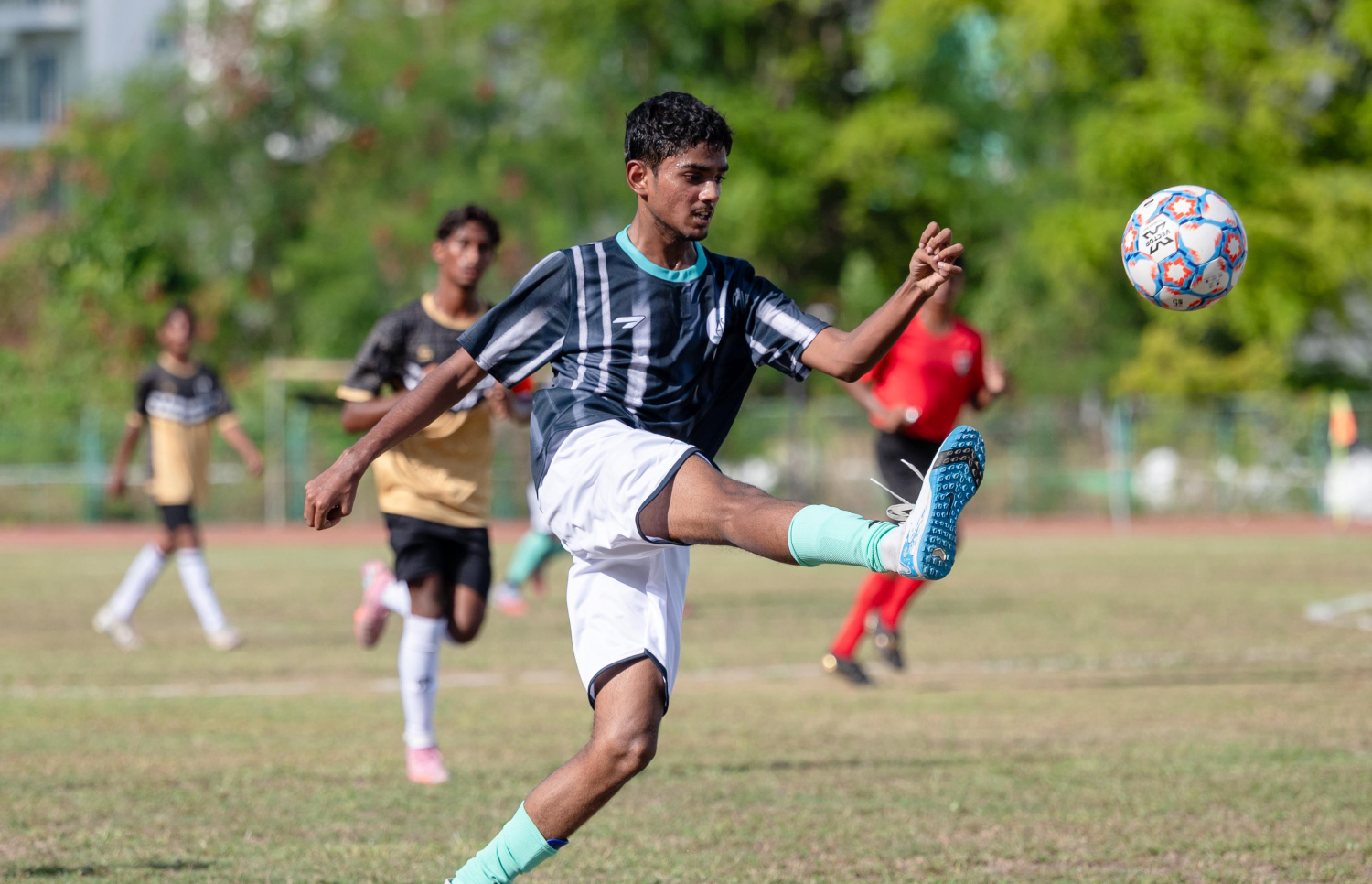 ހުޅުމާލޭ ސިންޓެޓިކް ޓްރެކް ދަނޑުގައި ކުރިއަށްދާ އިންޓަ ސްކޫލް ފުޓްބޯޅަ މުބާރާތުގެ ފުރަތަމަ މެޗުގެ ތެރެއިން --- ފޮޓޯ: ފަޔާޒު މޫސާ | މިހާރު