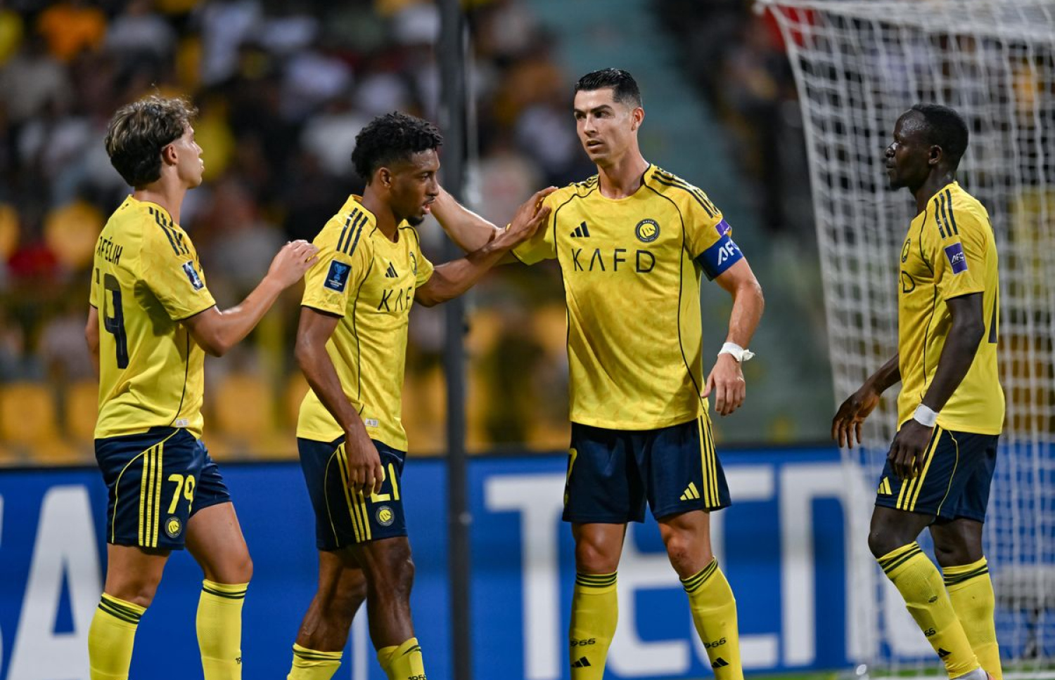 ކޯމަން ލަނޑެއް ޖެހުމުން، ރޮނާލްޑޯ އާއި ޔާއޯ ފެލިކްސް އަދި ސަޑިއޯ މާނޭ އޭނާއަށް މަރުހަބާ ކިޔަނީ.-- ފޮޓޯ: އޭއެފްސީ