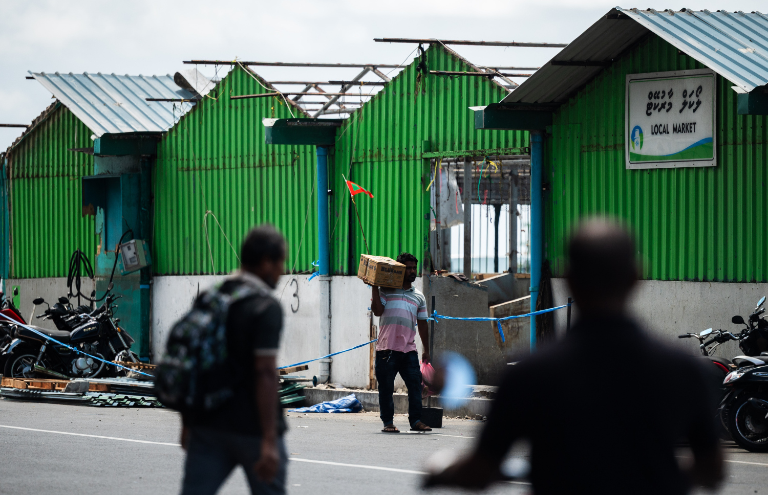 ލޯކަލް މާރުކޭޓުގެ ބައެއް ގޮޅިތައް ވަގުތީ މާރުކޭޓަކަށް ބަދަލުކޮށް އެތަން ހުސްކުރުމުގެ މަސައްކަތް ކުރަނީ.-- ފޮޓޯ: ފަޔާޒް މޫސާ | މިހާރު