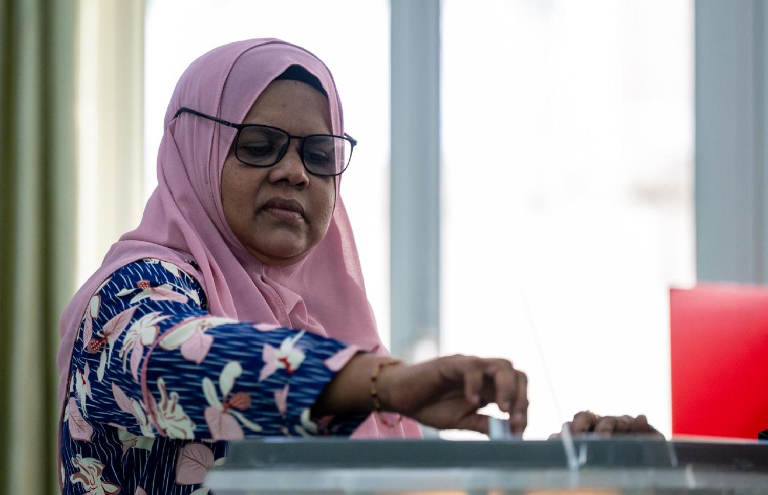 ރައްޔިތުންގެ މަޖިލީހުގެ ހިތަދޫ އުތުރު ދާއިރާގެ ބައި އިލެކްޝަންގައި ޕީއެންސީގެ ޓިކެޓުގައި ވާދަކުރާނެ ކެންޑިޑޭޓަކު ކަނޑައަޅަން ބާއްވާ ޕްރައިމަރީގައި މީހަކު ވޯޓުލަނީ.-- ފޮޓޯ: ފަޔާޒް މޫސާ | މިހާރު