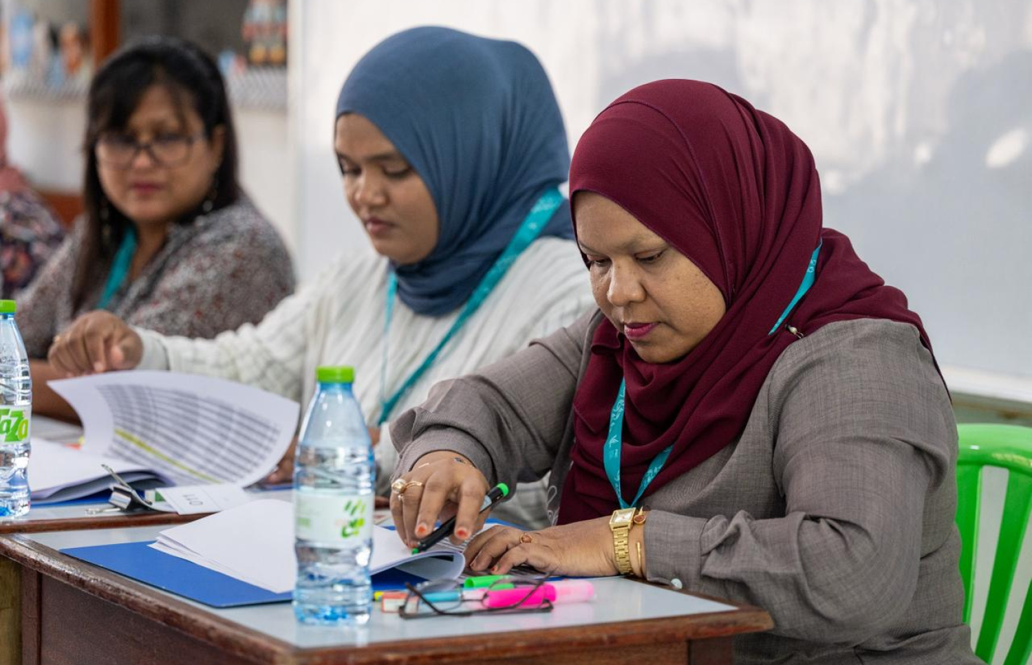 ރައްޔިތުންގެ މަޖިލީހުގެ ހިތަދޫ އުތުރު ދާއިރާގެ ބައި އިލެކްޝަންގައި ޕީއެންސީގެ ޓިކެޓުގައި ވާދަކުރާނެ ކެންޑިޑޭޓަކު ކަނޑައަޅަން ބާއްވާ ޕްރައިމަރީގެ ވޯޓު ކުރިއަށް ގެންދަނީ.-- ފޮޓޯ: ފަޔާޒް މޫސާ | މިހާރު