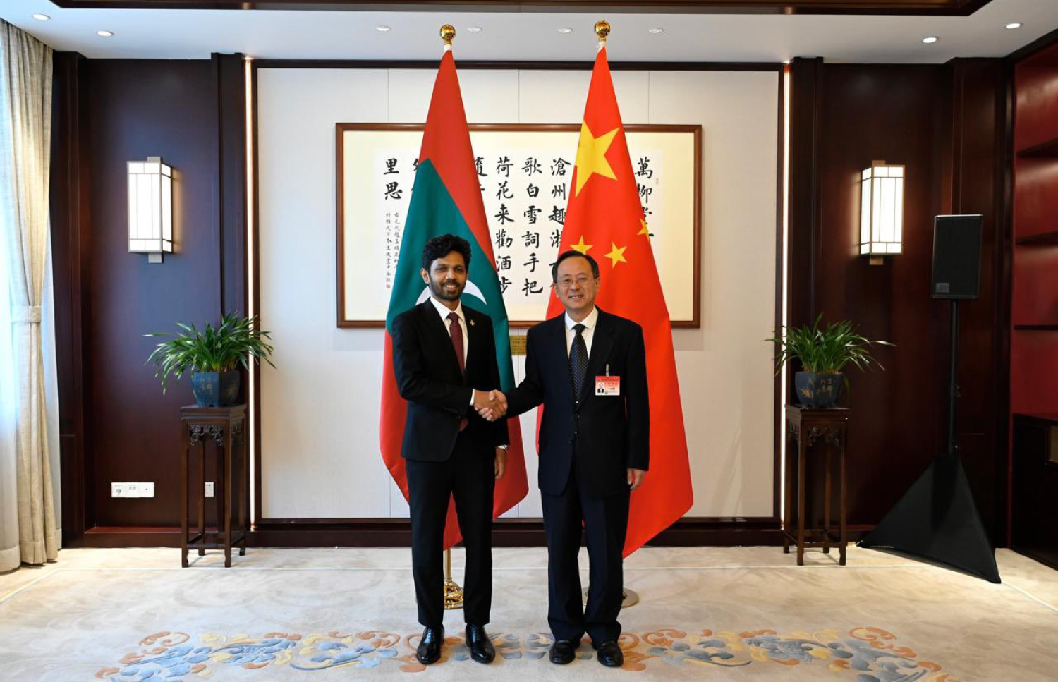 ހައުސިންގެ ސްޓޭޓް މިނިސްޓަރު އިބްރާހީމް ތޯއާމް މުހައްމަދާއި ޗައިނާގެ ސީއައިޑީސީއޭގެ ވައިސް ޗެއާމަން ލިއު ޖުންފެންގް ސަލާންކުރައްވަނީ.-- ފޮޓޯ: ހައުސިން މިނިސްޓްރީ