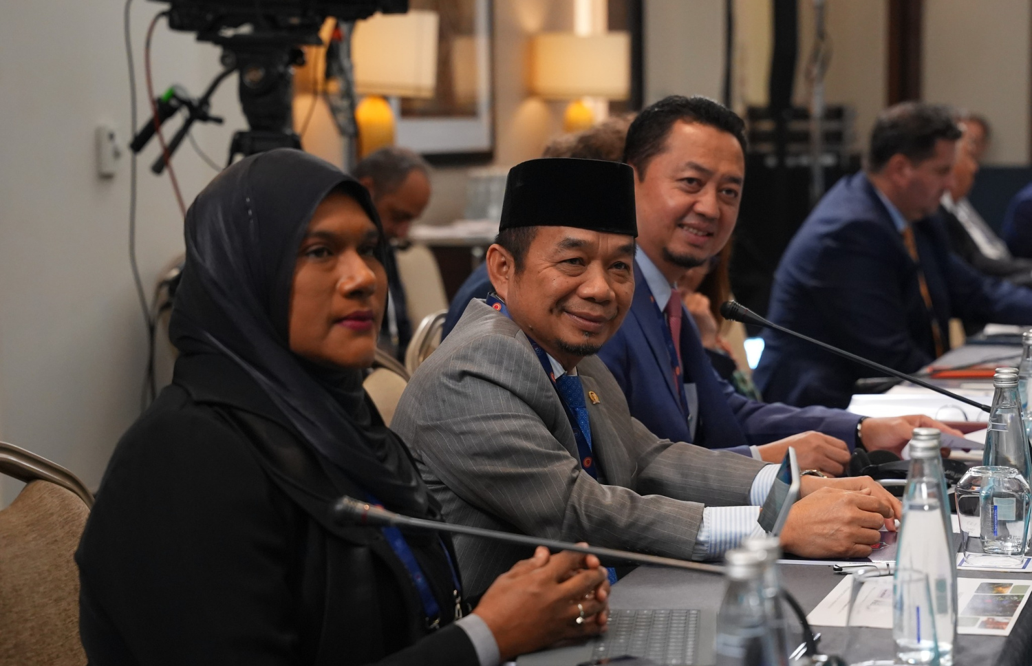 ރައްޔިތުންގެ މަޖިލީހުގެ ނިލަންދޫ ދާއިރާގެ މެންބަރު ފާތިމަތު ސައުދާ އއިޕީޔޫގެ ޕެނަލްގައި ބައިވެރިވެވަޑައިގަންނަވަނީ.