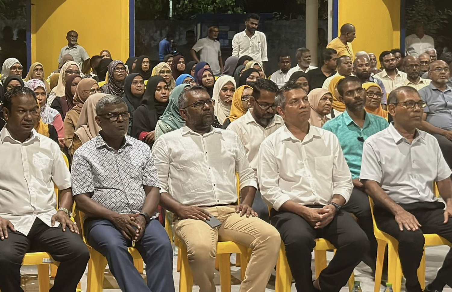 އައްޑޫ ހިތަދޫގައި މިރޭ ބޭއްވި ނަޝީދުގެ ޗެއާޕާސަންގެ ކެމްޕެއިން ޖަލްސާގައި އެ މަނިކުފާނާއި ޓީމުގެ އިސް ބައެއް މެމްބަރުން ބައިވެރިވެވަޑައިގަންނަވަނީ.