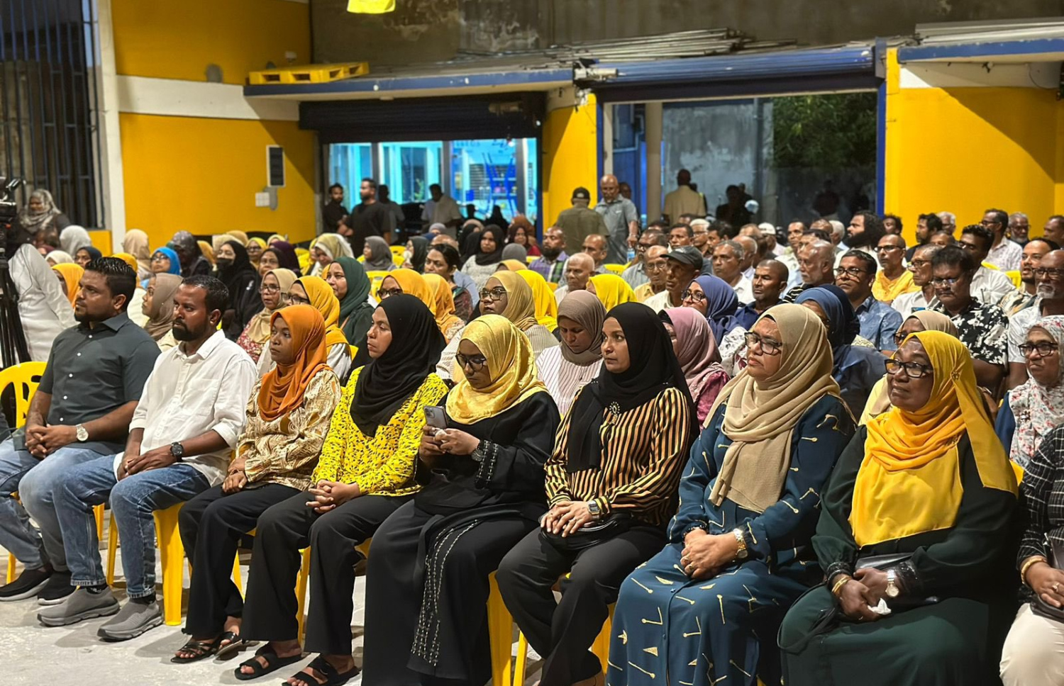 އައްޑޫ ހިތަދޫގައި މިރޭ ބޭއްވި ނަޝީދުގެ ޗެއާޕާސަންގެ ކެމްޕެއިން ޖަލްސާގައި ބައިވެރިވި ބައެއް ސަޕޯޓަރުން.