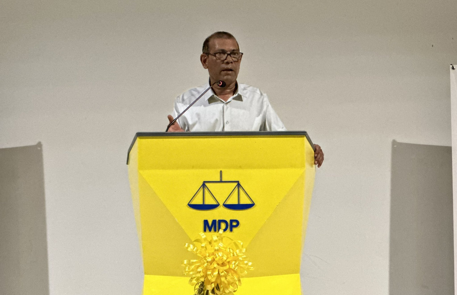 އައްޑޫ ހިތަދޫގައި މިރޭ ބޭއްވި ނަޝީދުގެ ޗެއާޕާސަންގެ ކެމްޕެއިން ޖަލްސާގައި އެ މަނިކުފާނު ބައިވެރިވެވަޑައިގަންނަވަނީ.