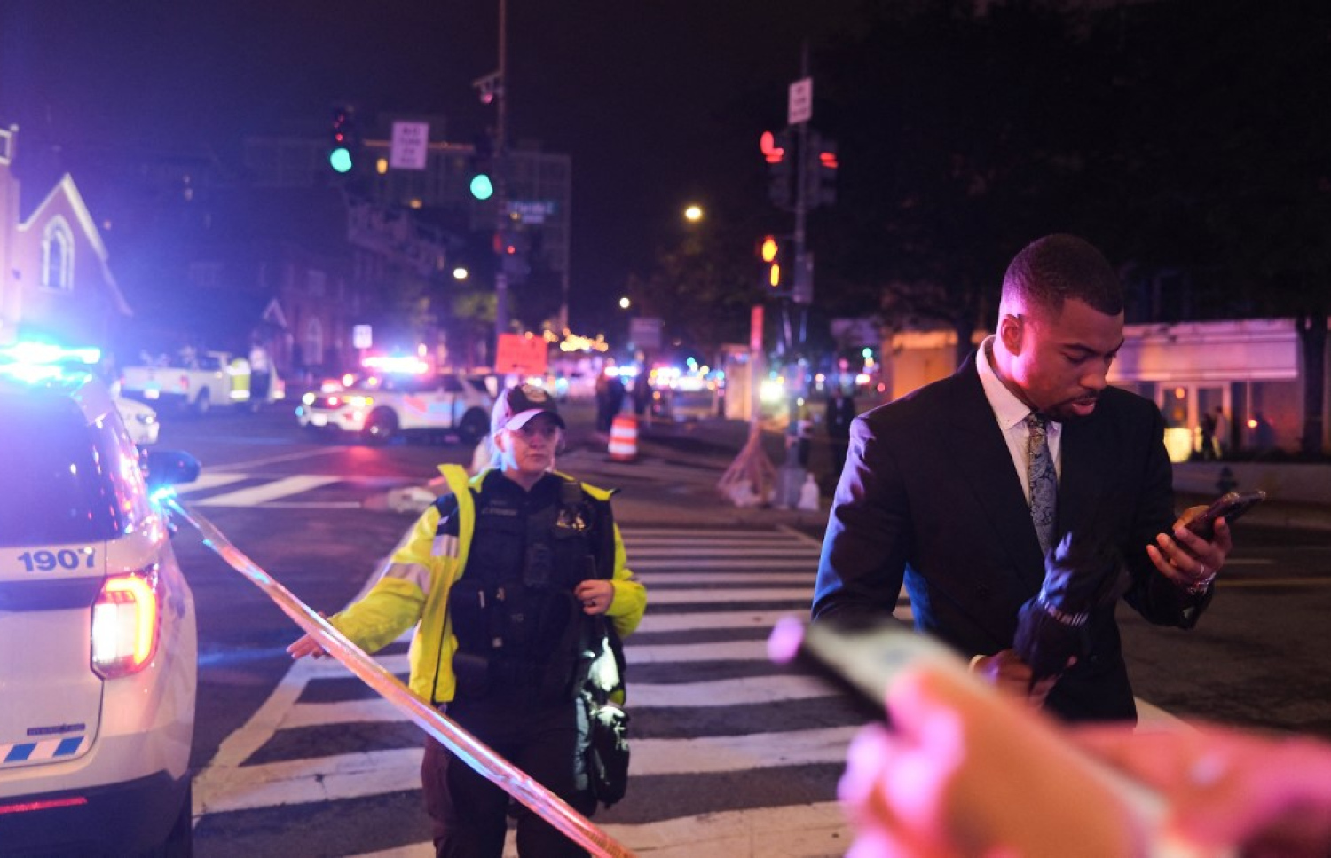 އެމެރިކާގެ ރައީސް ޑޮނަލްޑް ޓްރަމްޕު ބައިވެރިވެ ވަޑައިގަތް ހަފްލާގައި ބަޑި ޖެހުމުން އެތަނުން މީހުން ނުކުމެގެން ދާއިރު ފުލުހުން ހަރަކާތްތެރިވަނީ. -- ފޮޓޯ: އޭއެފްޕީ