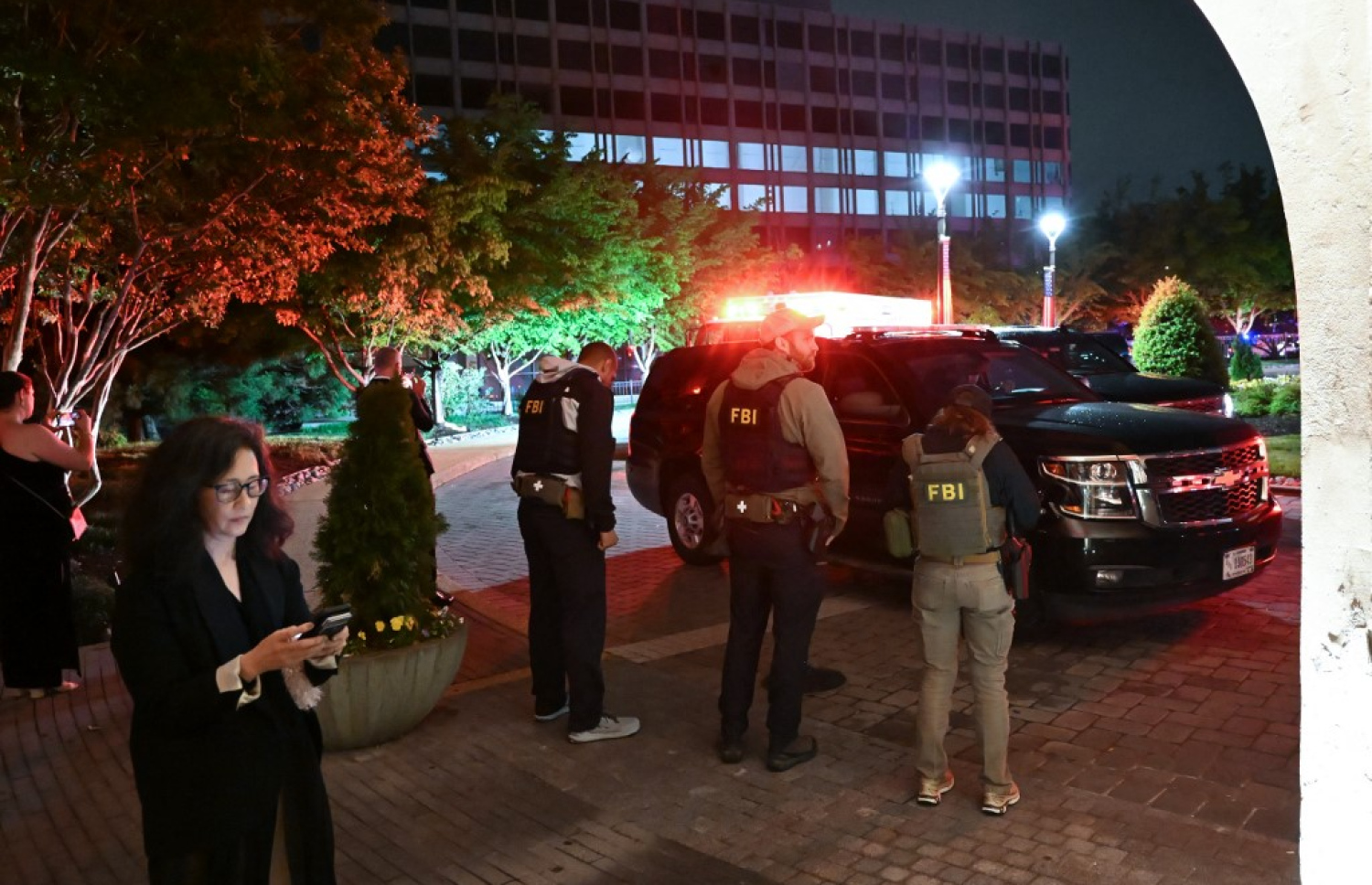 އެމެރިކާގެ ރައީސް ޑޮނަލްޑް ޓްރަމްޕު ބައިވެރިވެ ވަޑައިގަތް ހަފްލާގައި ބަޑި ޖެހުމުން އެތަނުން މީހުން ނުކުމެގެން ދަނީ. -- ފޮޓޯ: އޭއެފްޕީ