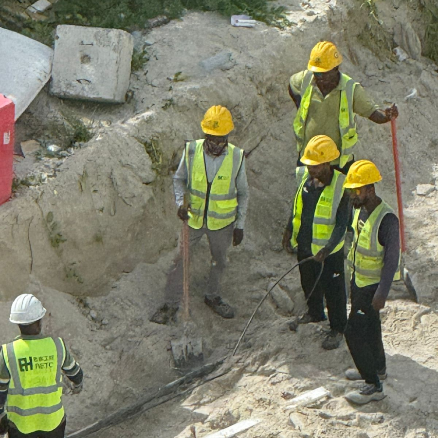 ހުޅުމާލެ 2 ގެ ކަރަންޓު ކޭބަލަކަށް ލިބުނު ގެއްލުން މަރާމާތު ކުރަން މަސައްކަތް ކުރަނީ.---ފޮޓޯ: ސްޓެލްކޯ