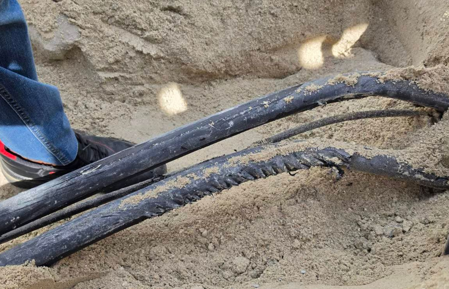 ހުޅުމާލެ 2 ގެ މަގު ކޮނުނު ބައެއްގެ ފަރާތުން ކަރަންޓު ކޭބަލަކަށް ގެއްލުންވެފައި.---ފޮޓޯ: ސްޓެލްކޯ