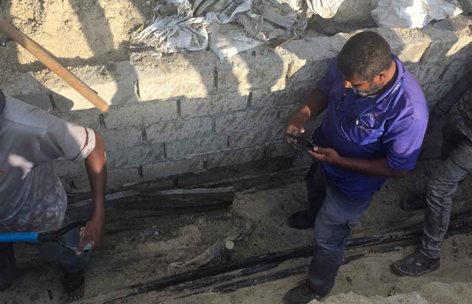 ހުޅުމާލެ 2 ގައި ވަޅުލާފައިވާ ކަރަންޓު ކޭބަލަކަށް ގެއްލުން ވުމުން ސްޓެލްކޯގެ މުވައްޒަފަކު އެކަން ބަލަން ހަރަކާތްތެރިވަނީ.---ފޮޓޯ: ސްޓެލްކޯ