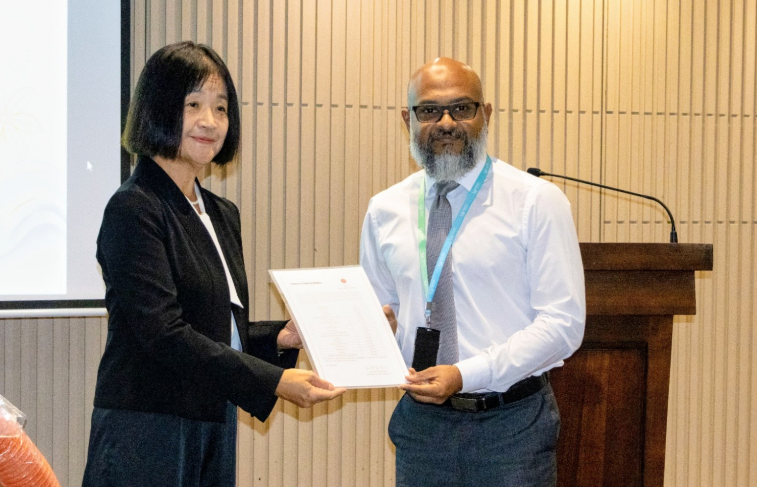 ޖަޕާނުން ރާއްޖެއަށް ހަދިޔާކުރި ތަކެތި، އެ ގައުމަށް ކަނޑައަޅާފައި ހުންނަވާ ސަފީރު އިޝިގާމީ ރޫމީކޯ، އެންޑީއެމްއޭގެ ސީއީއޯ ހިސާނަށް މިއަދު ހަވާލުކޮށްދެއްވަނީ.--ފޮޓޯ: އެންޑީއެމްއޭ