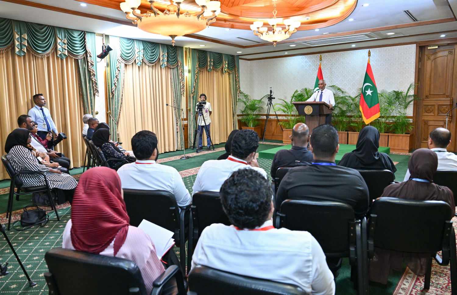 ރައީސް އޮފީހުގެ ނޫސްވެރިންގެ ބައްދަލުވުމުގައި ރައީސް ޑރ. މުއިއްޒު ވާހަކަދައްކަވަނީ.-- ފޮޓޯ: ރައީސް އޮފީސް