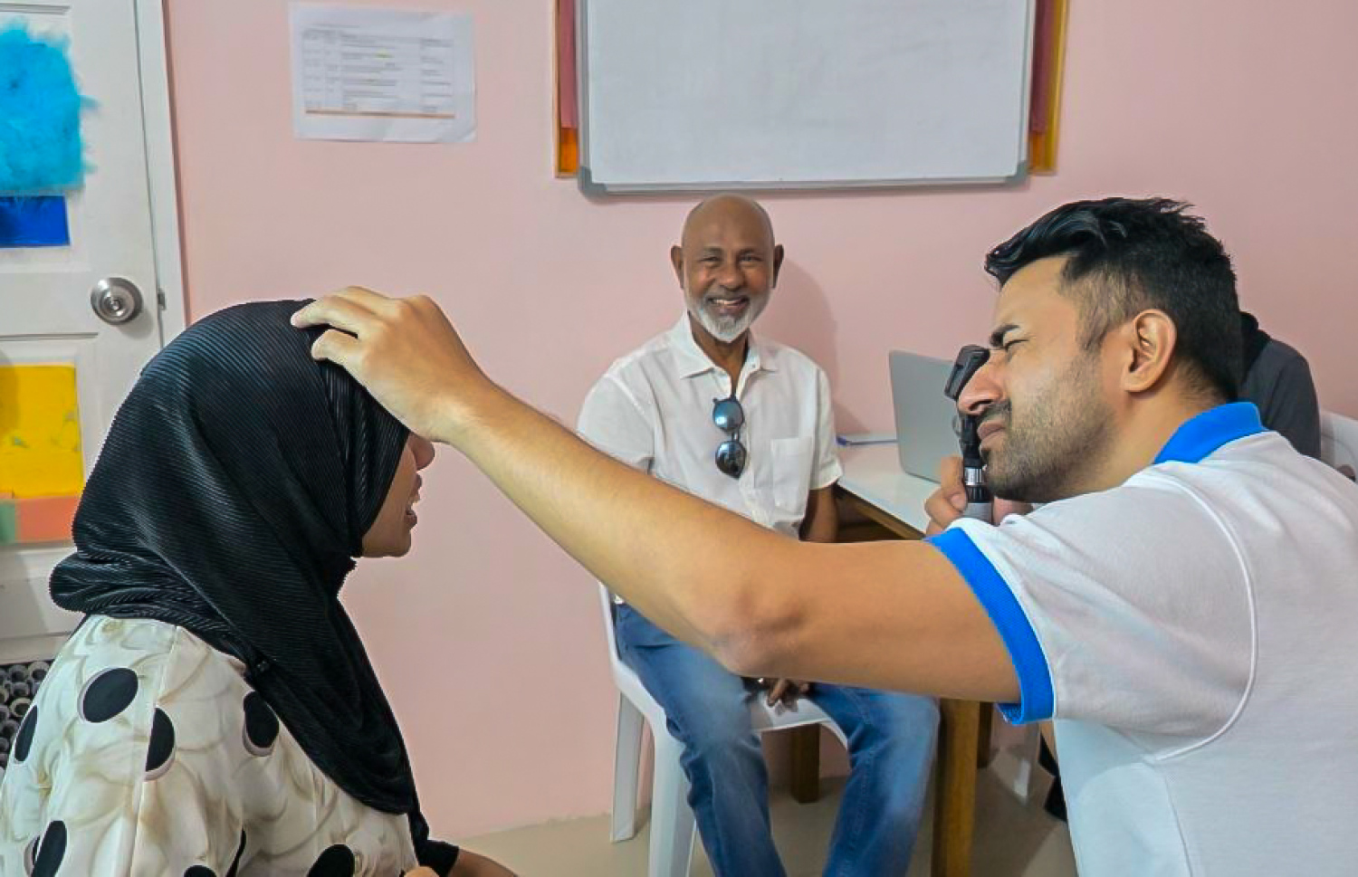 ކެއާ ސޮސައިޓީގައި ކުރިއަށް ގެންދިޔަ ލޯ ސްކްރީން ކުރުމުގެ ހަރަކާތުގެ ބައިވެރިއެއްގެ ލޯ ސްކްރީން ކުރަނީ.