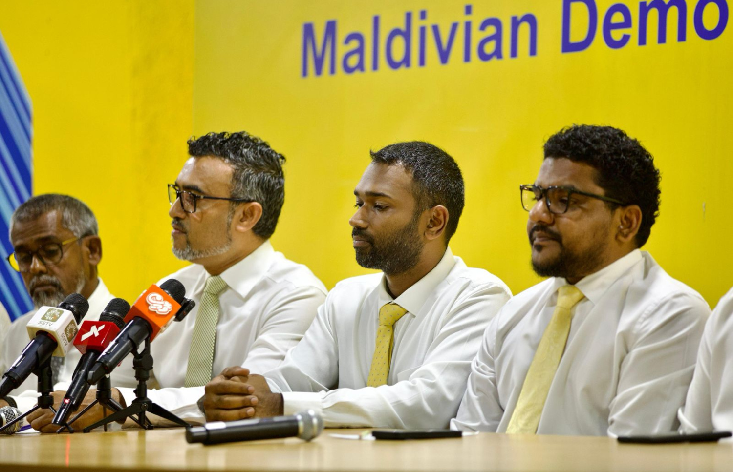 އެމްޑީޕީގެ ޕާލަމެންޓްރީ ގްރޫޕްގެ މެންބަރުން ޕްރެސްބްރީފިން އެއްގައި ބައިވެރިވެވަޑައިގަންނަވަނީ. ފޮޓޯ:އެމްޑީޕީ