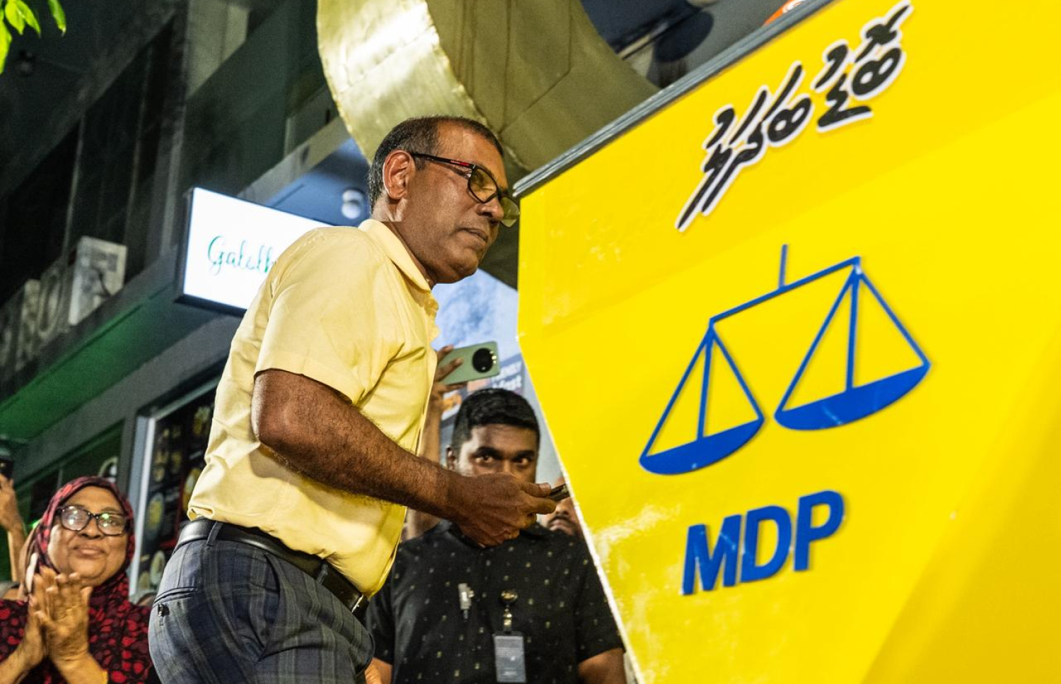 ކުރީގެ ރައީސް މުހައްމަދު ނަޝީދުގެ ސަޕޯޓަރުންނާ އެކު ގަލޮޅު ކަންމަތީގައި މިރޭ ބޭއްވި ޖަލްސާގައި އެމަނިކުފާނު ބައިވެރިވެވަޑައިގަންނަވަނީ.-- ފޮޓޯ: ނިޝާން އަލީ | މިހާރު