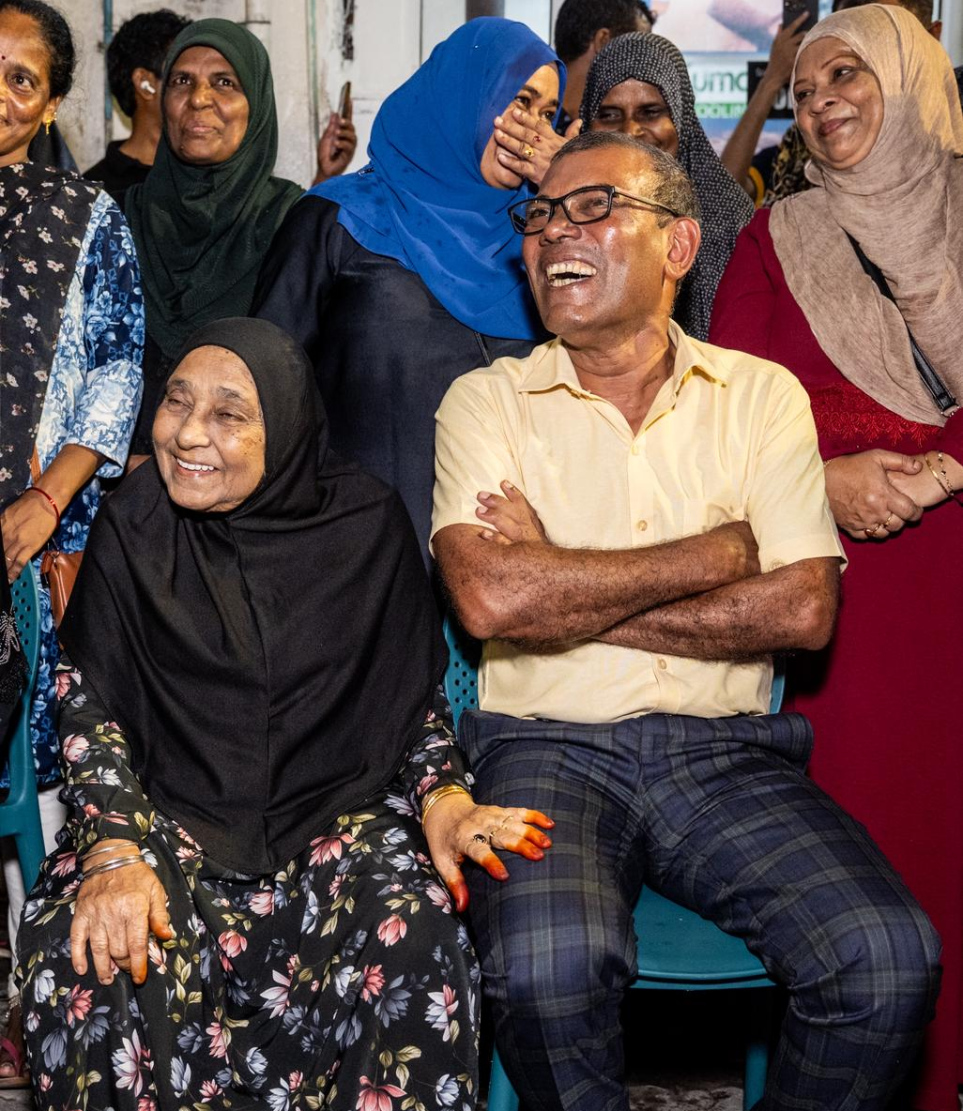 އެމްޑީޕީގެ ޗެއާޕާސަން ކަމަށް ވާދަކުރައްވާ ކުރީގެ ރައީސް ނަޝީދުގެ ސަޕޯޓަރުންނާ އެކު ގަލޮޅު ކަންމަތީގައި ބޭއްވި ޖަލްސާ.-- ފޮޓޯ: ނިޝާން އަލީ | މިހާރު