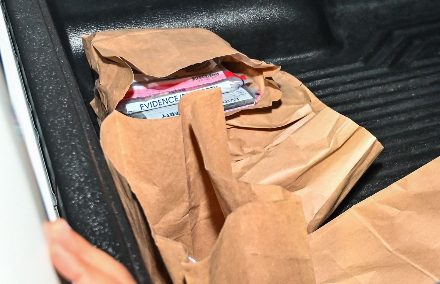 "އަދަދު" ގެ އޮފީސް ފާސްކުރުމަށް ފަހު ފުލުހުން ގެންދިޔަ ތަކެތި ފުލުހުންގެ ވެހިކަލަށް އަރުވަނީ. -- ފޮޓޯ: ފަޔާޒް މޫސާ / މިހާރު