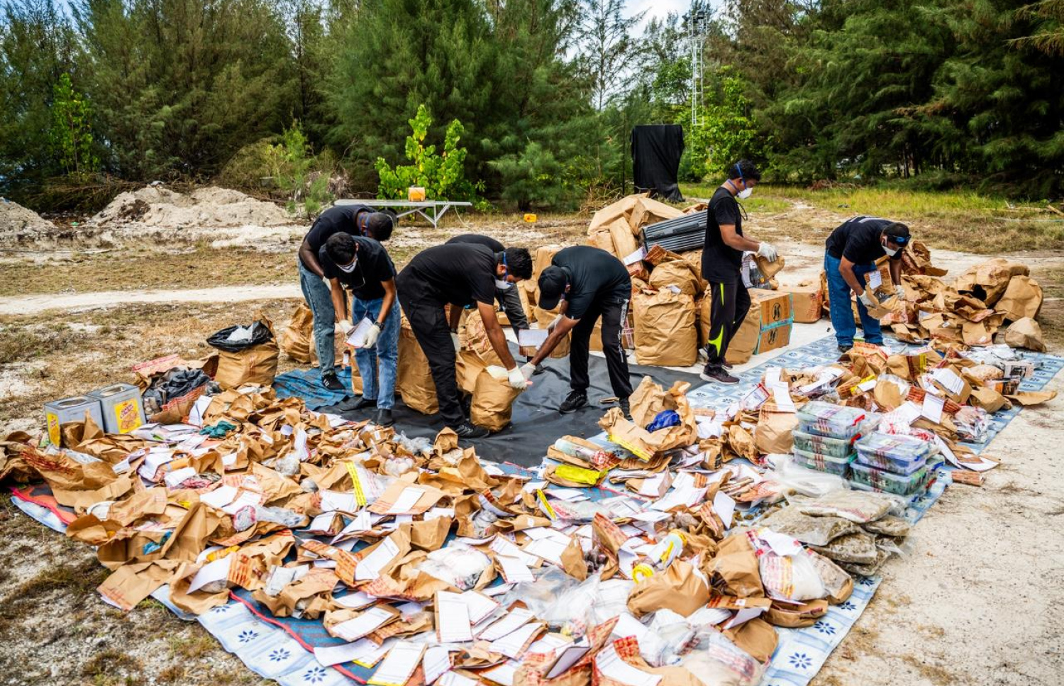 ފުލުހުންގެ ބެލުމުގެ ދަށުގައި ހުރި ޑްރަގްސް ނައްތާލަން އިއްޔެ ބޭއްވި ހަރަކާތުގައި ފުލުހުން ހަރަކާތްތެރިވަނީ.-- ފޮޓޯ: ނިޝާން އަލީ/ މިހާރު