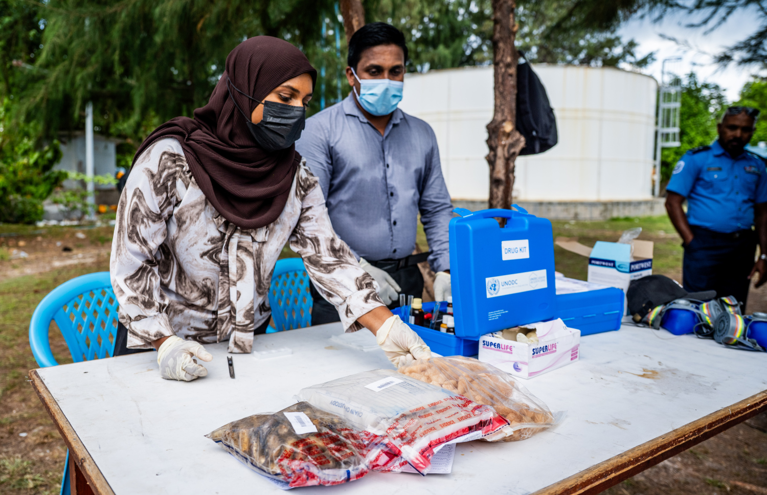 ފުލުހުންގެ ބެލުމުގެ ދަށުގައި ހުރި ޑްރަގްސް ނައްތާލަން އިއްޔެ ބޭއްވި ހަރަކާތުގައި ފުލުހުން ހަރަކާތްތެރިވަނީ.-- ފޮޓޯ: ނިޝާން އަލީ | މިހާރު