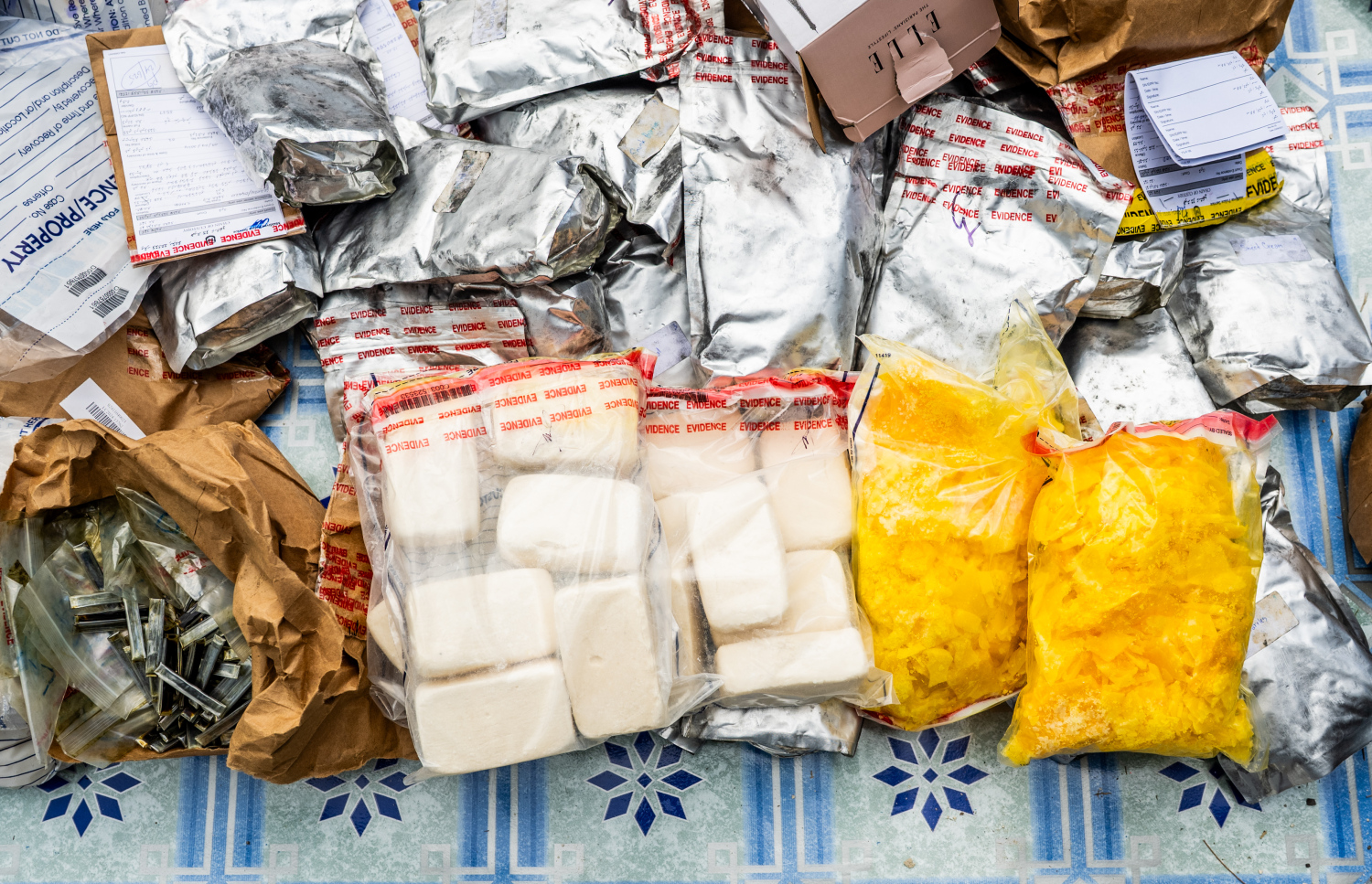 ފުލުހުންގެ ބެލުމުގެ ދަށުގައި ހުރި ގިނަ އަދަދެއްގެ މަސްތުވާތަކެތި ނައްތާލަނީ.-- ފޮޓޯ: ނިޝާން އަލީ | މިހާރު