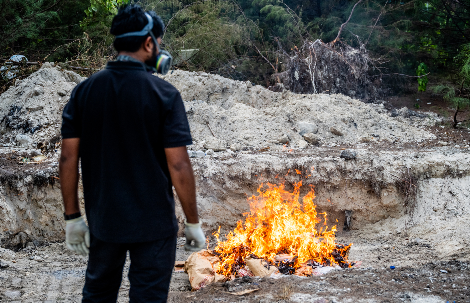 ފުލުހުންގެ ބެލުމުގެ ދަށުގައި ހުރި ޑްރަގްސް ނައްތާލަން އިއްޔެ ބޭއްވި ހަރަކާތުގައި ފުލުހުން ހަރަކާތްތެރިވަނީ.-- ފޮޓޯ: ނިޝާން އަލީ | މިހާރު