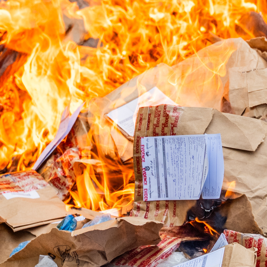 ފުލުހުންގެ ބެލުމުގެ ދަށުގައި ހުރި ގިނަ އަދަދެއްގެ މަސްތުވާތަކެތި ނައްތާލަނީ.-- ފޮޓޯ: ނިޝާން އަލީ | މިހާރު