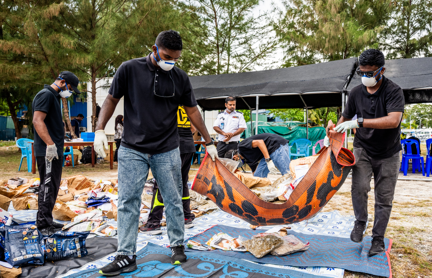 ފުލުހުންގެ ބެލުމުގެ ދަށުގައި ހުރި ޑްރަގްސް ނައްތާލަން އިއްޔެ ބޭއްވި ހަރަކާތުގައި ފުލުހުން ހަރަކާތްތެރިވަނީ.-- ފޮޓޯ: ނިޝާން އަލީ | މިހާރު