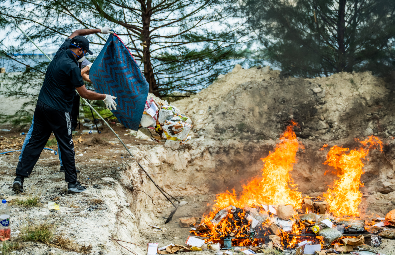 ފުލުހުންގެ ބެލުމުގެ ދަށުގައި ހުރި ޑްރަގްސް ނައްތާލަން އިއްޔެ ބޭއްވި ހަރަކާތުގައި ފުލުހުން ހަރަކާތްތެރިވަނީ.-- ފޮޓޯ: ނިޝާން އަލީ | މިހާރު