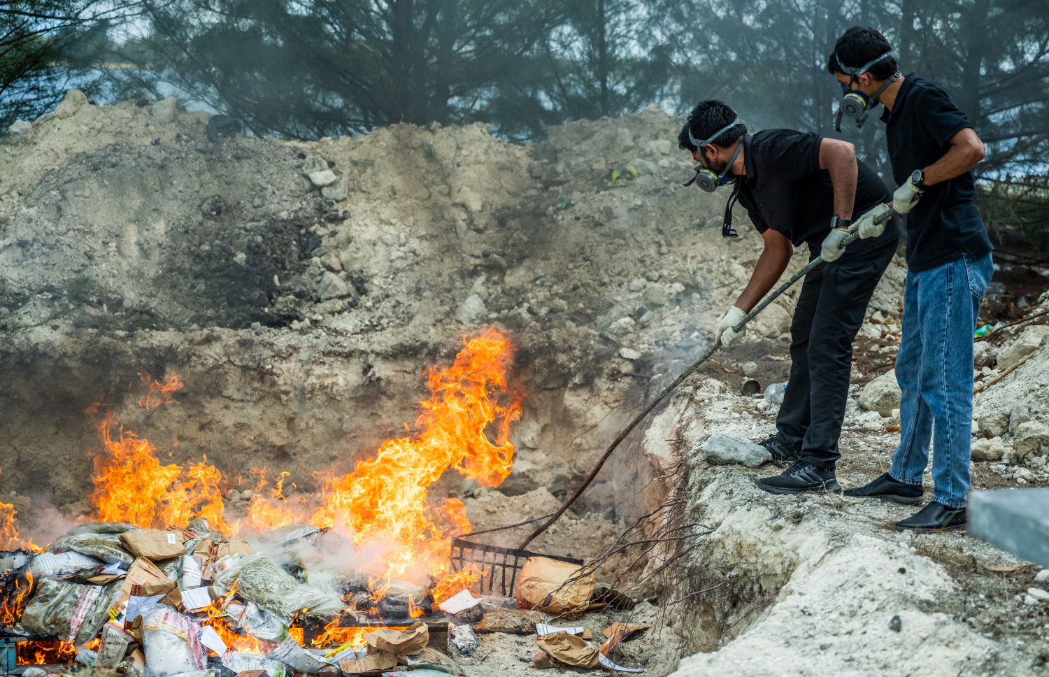 ފުލުހުންގެ ބެލުމުގެ ދަށުގައި ހުރި ޑްރަގްސް ނައްތާލަން އިއްޔެ ބޭއްވި ހަރަކާތުގައި ފުލުހުން ހަރަކާތްތެރިވަނީ.-- ފޮޓޯ: ނިޝާން އަލީ | މިހާރު