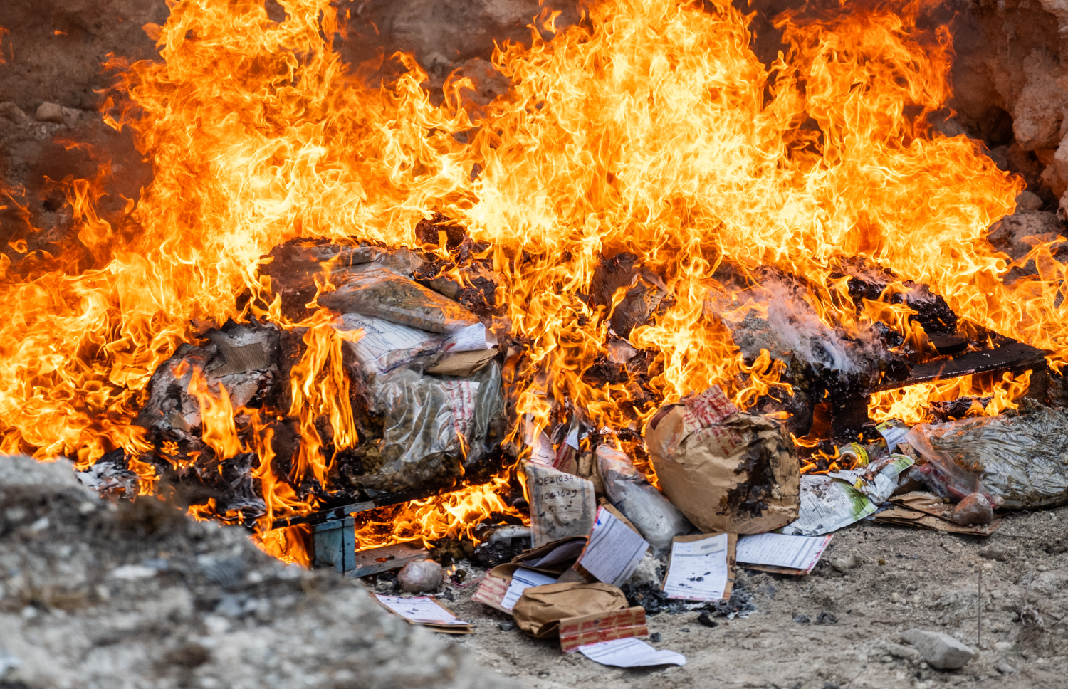 ފުލުހުންގެ ބެލުމުގެ ދަށުގައި ހުރި ގިނަ އަދަދެއްގެ މަސްތުވާތަކެތި ނައްތާލަނީ.-- ފޮޓޯ: ނިޝާން އަލީ | މިހާރު
