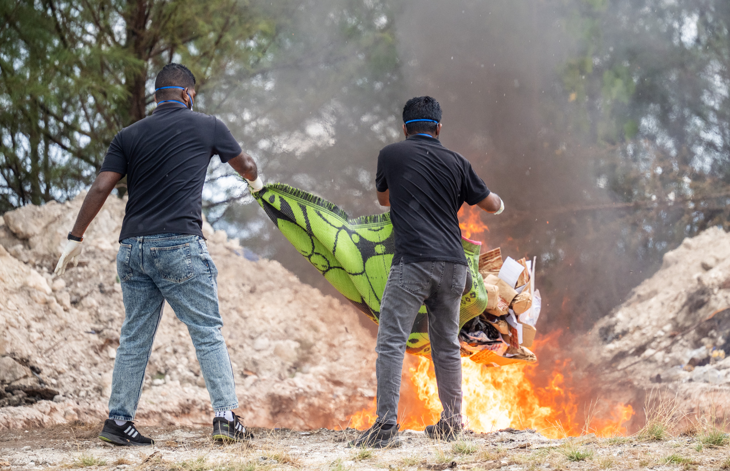 ފުލުހުންގެ ބެލުމުގެ ދަށުގައި ހުރި ޑްރަގްސް ނައްތާލަން އިއްޔެ ބޭއްވި ހަރަކާތުގައި ފުލުހުން ހަރަކާތްތެރިވަނީ.-- ފޮޓޯ: ނިޝާން އަލީ | މިހާރު
