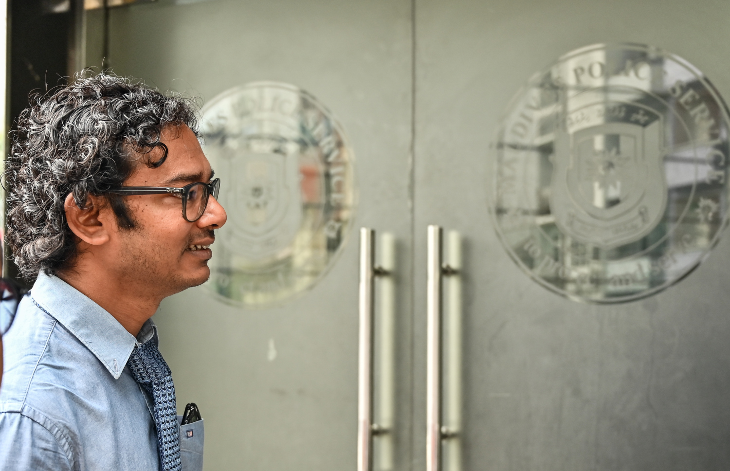 އަދަދު ނޫހުގެ އެޑިޓަރު ހަސަން މުހައްމަދު ސާޖަންޓް އާދަމް ހަލީމް ކްރިމިނަލް އިންވެސްޓިގޭޝަން ބިލްޑިންގަށް މިއަދު ވަންނަނީ. -- ފޮޓޯ: ފަޔާޒު މޫސާ/ މިހާރު