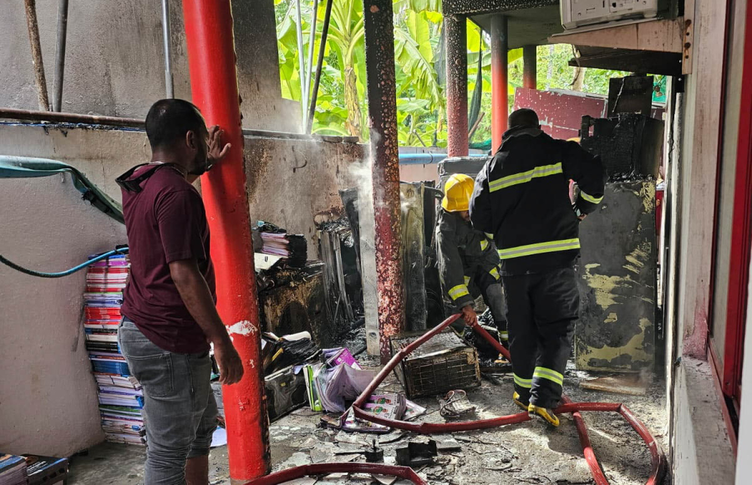 ފޭދޫ ސްކޫލްގެ ލައިބްރަރީގައި މިއަދު ހެނދުނު ރޯވި އަލިފާންގަނޑު ނިއްވައިލަން އެމްއެންޑީއެފްގެ ފަޔާމަނުން ހަރަކާތްތެރިވަނީ.---ފޮޓޯ: އައްޑޫ ސިޓީ ކައުންސިލް އިދާރާ