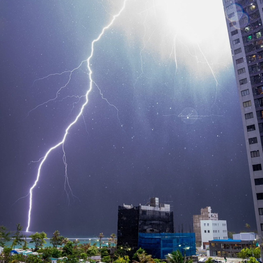 ރޭ ގަދައަށް ވިދާލި ވަގުތު ހުޅުމާލެއިން މީހަކު ނަގާފައިވާ ފޮޓޯއެއް.-- ފޮޓޯ: ހަމްދު.އެމްވީ