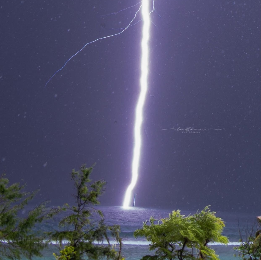 ރޭ ގަދައަށް ވިދާލި ވަގުތު ހުޅުމާލެއިން މީހަކު ނަގާފައިވާ ފޮޓޯއެއް.-- ފޮޓޯ: ހަމްދު.އެމްވީ