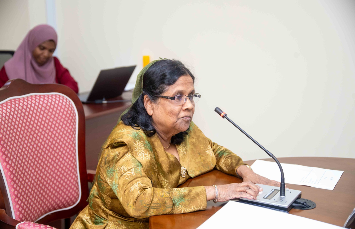 ރައްޔިތުންގެ މަޖިލީހުގެ މާފަންނުމެދު ދާއިރާގެ މެންބަރު އަސްމާ ރަޝީދު އިޖުތިމާއީ ކޮމިޓީގެ މިއަދުގެ ބައްދަލުވުމުގެ ރިޔާސަތު ބަލަހައްޓަވަނީ. ފޮޓޯ: މަޖިލީހުގެ އިދާރާ