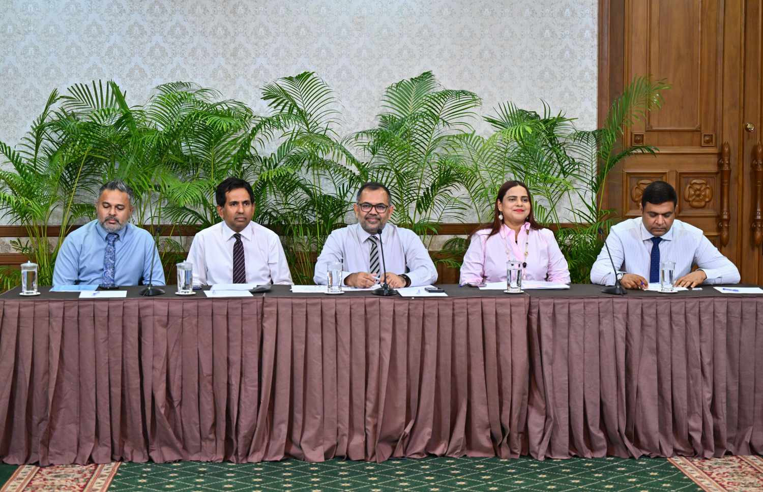 މެދުއިރުމަތީގެ ހަނގުރާމައާ ގުޅިގެން ރާއްޖޭގައި އަޅަންޖެހޭ ފިޔަވަޅުތައް އަޅަން ހާއްސަ މިނިސްޓަރުންގެ ކޮމިޓީން މިއަދު ނޫސްވެރިންނާ ވާޙަކަ ދައްކަނީ.