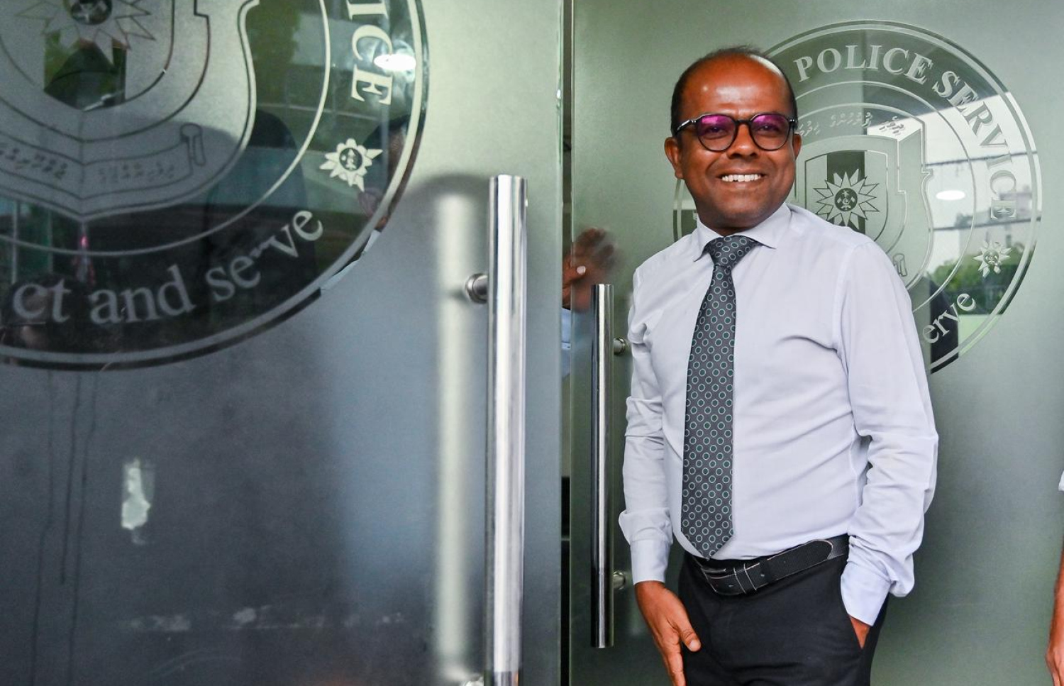 އައިޝާ ޑޮކިއުމެންޓްރީގެ މައްސަލައިގައި "އަދަދު" ނޫހުގެ ސީއީއޯ ހުސެއިން ފިޔާޒު މޫސާ ފުލުހަށް ހާޒިކުރުން.-- ފޮޓޯ: ފަޔާޒް މޫސާ | މިހާރު