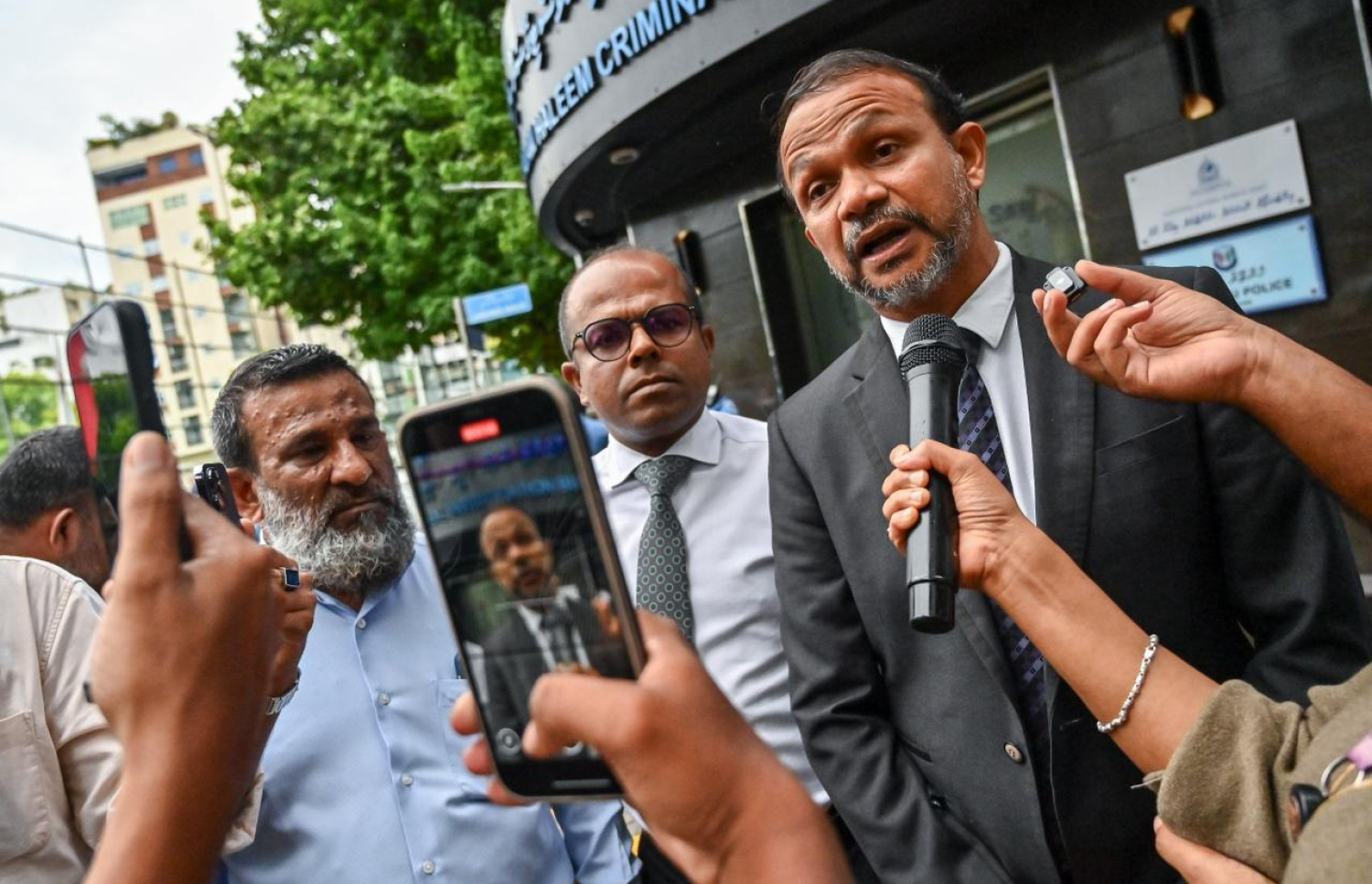 އައިޝާ ޑޮކިއުމެންޓްރީގެ މައްސަލައިގައި "އަދަދު" ނޫހުގެ ސީއީއޯ ހުސެއިން ފިޔާޒު މޫސާ ފުލުހަށް ހާޒިރުކޮށް ބަޔާން ނެގި ފަހުން އޭނާގެ ވަކީލު އަލީ ހުސެއިން މީޑިއާއަށް އިންޓަވިއު ދެއްވަނީ.-- ފޮޓޯ: ފަޔާޒް މޫސާ | މިހާރު